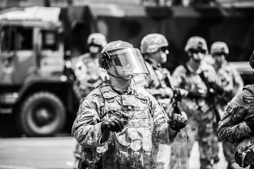 Foto en escala de grises de hombre con casco y casco