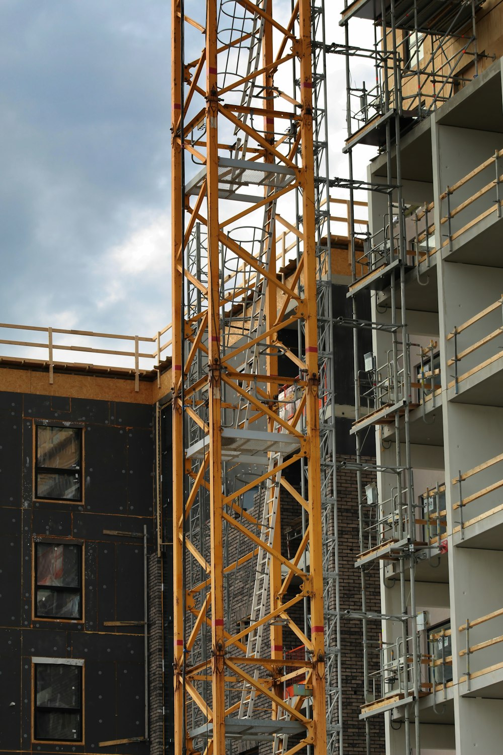 torre de metal amarela e cinza