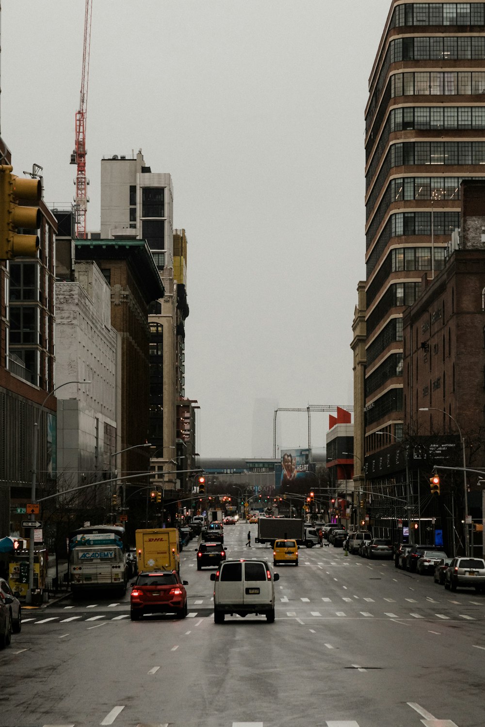 Voitures sur la route entre les immeubles de grande hauteur pendant la journée