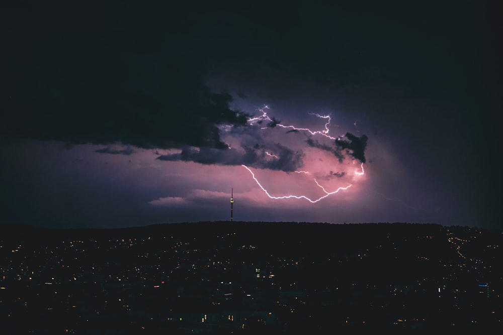 Blitzeinschlag auf schwarzen Wolken