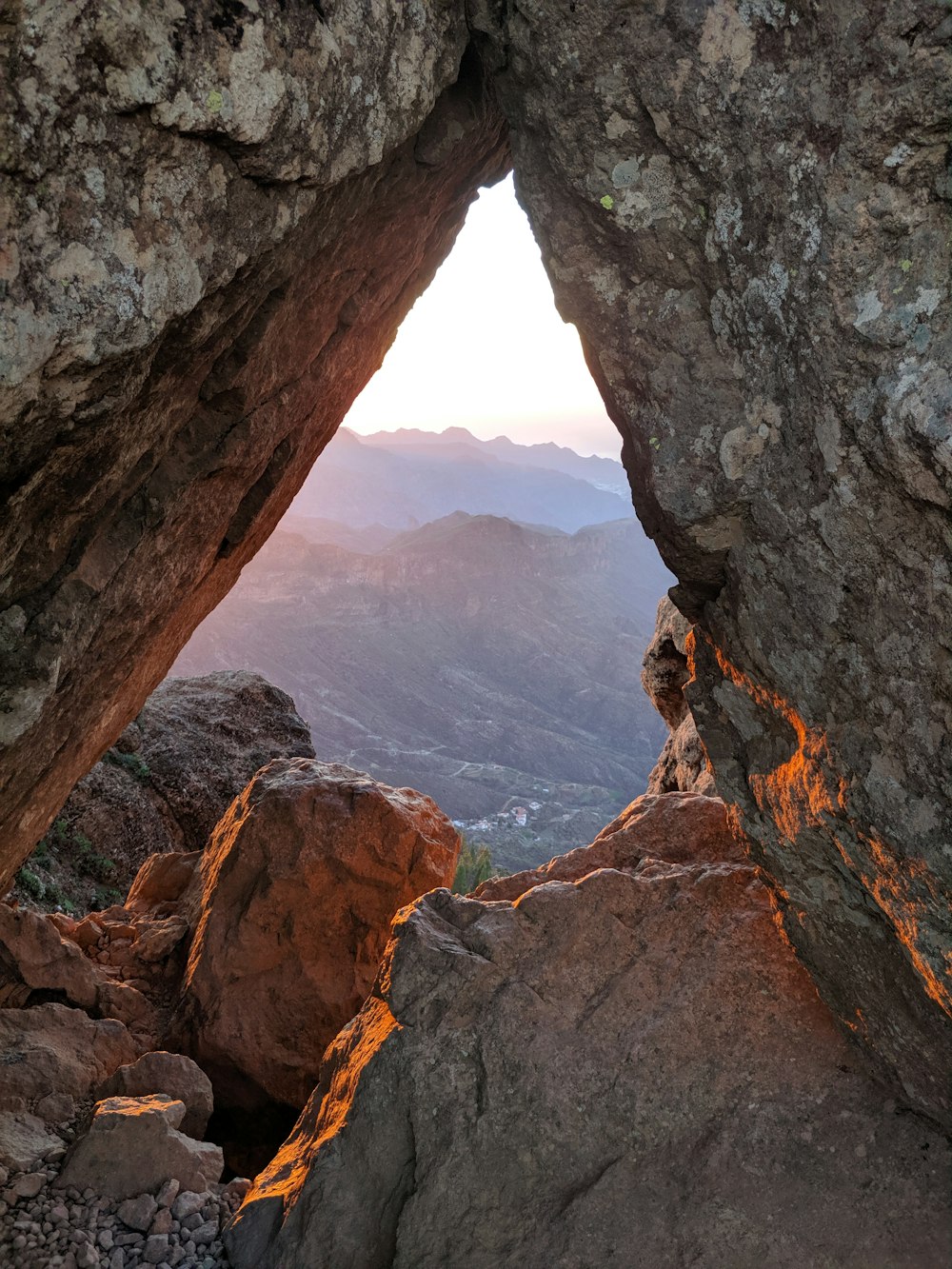 Formación de rocas marrones durante el día