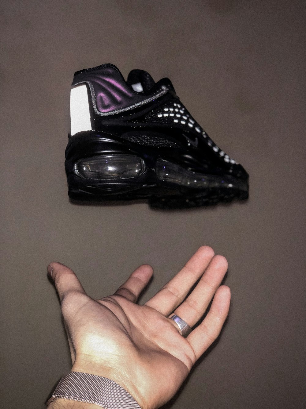 Foto de zapatillas de baloncesto nike blancas y negras – Imagen gratuita  Negro en Unsplash