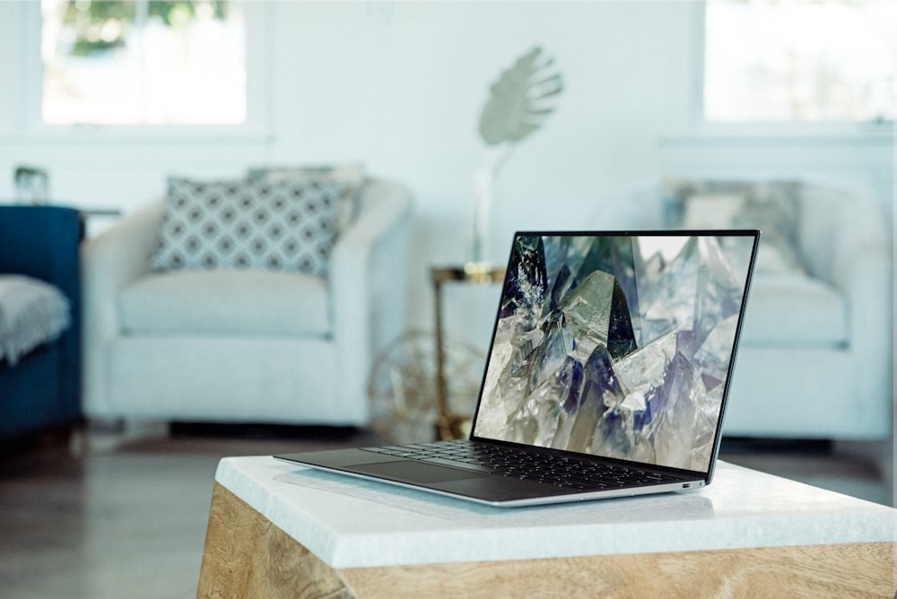 macbook pro på brunt träbord