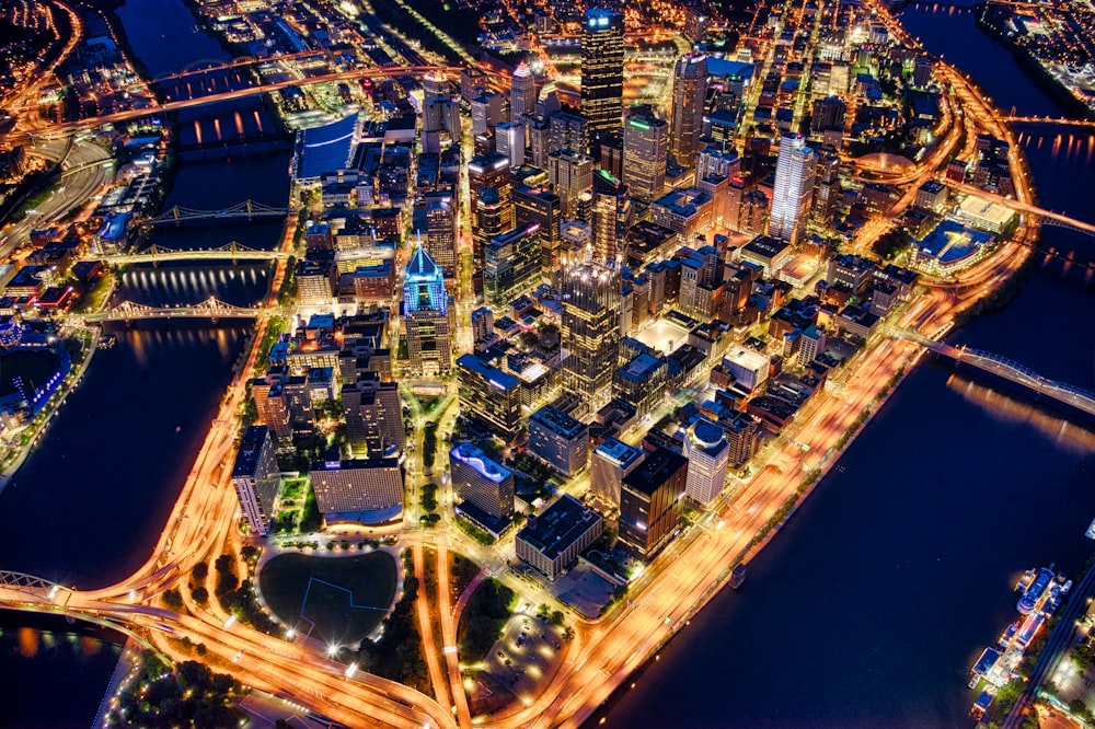 Veduta aerea degli edifici della città durante la notte