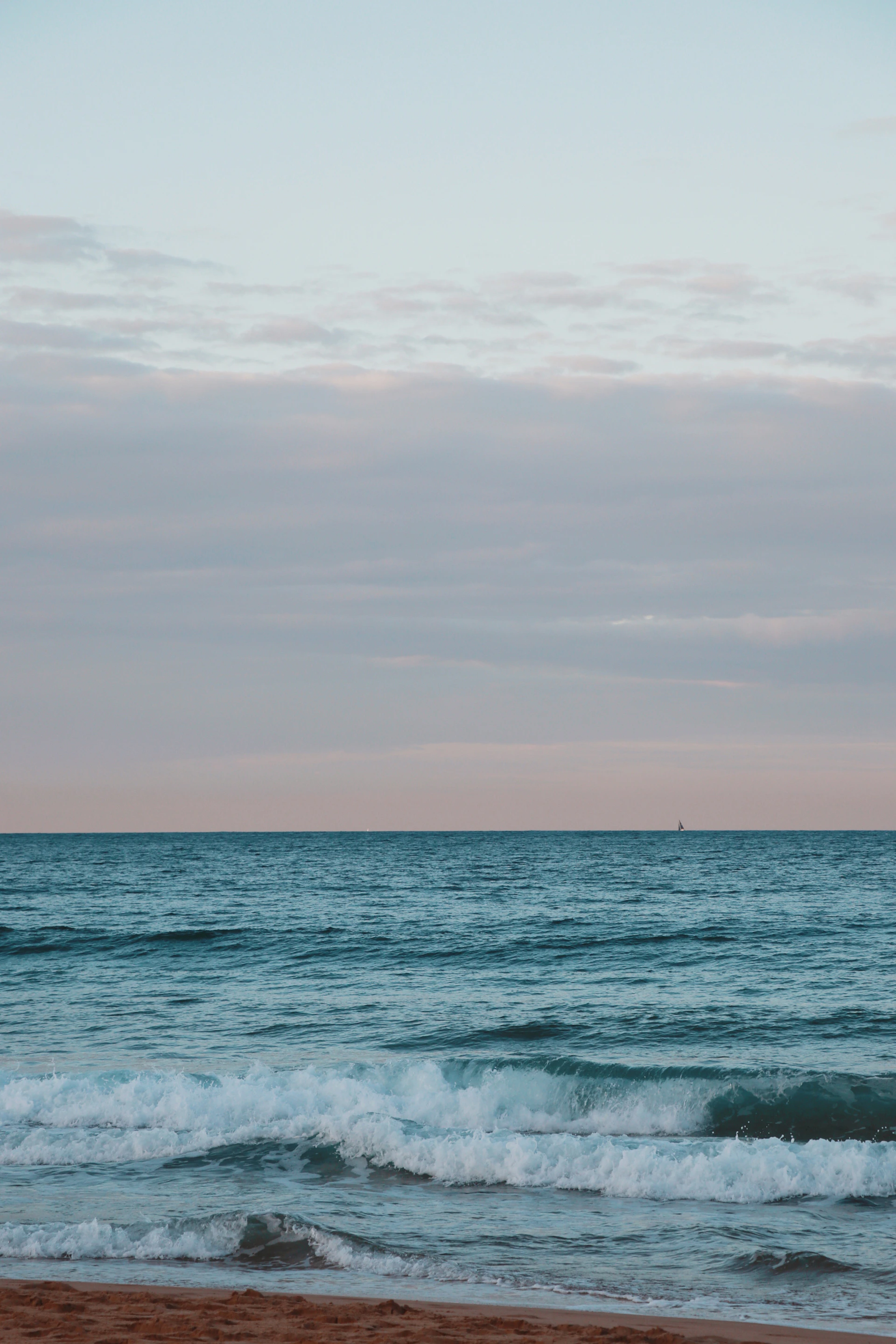 ocean waves under cloudy sky during daytime