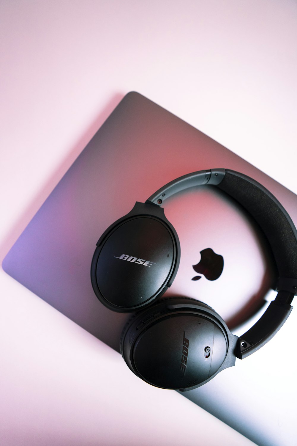 Schwarze Sony-Kopfhörer auf rosa iPad-Hülle