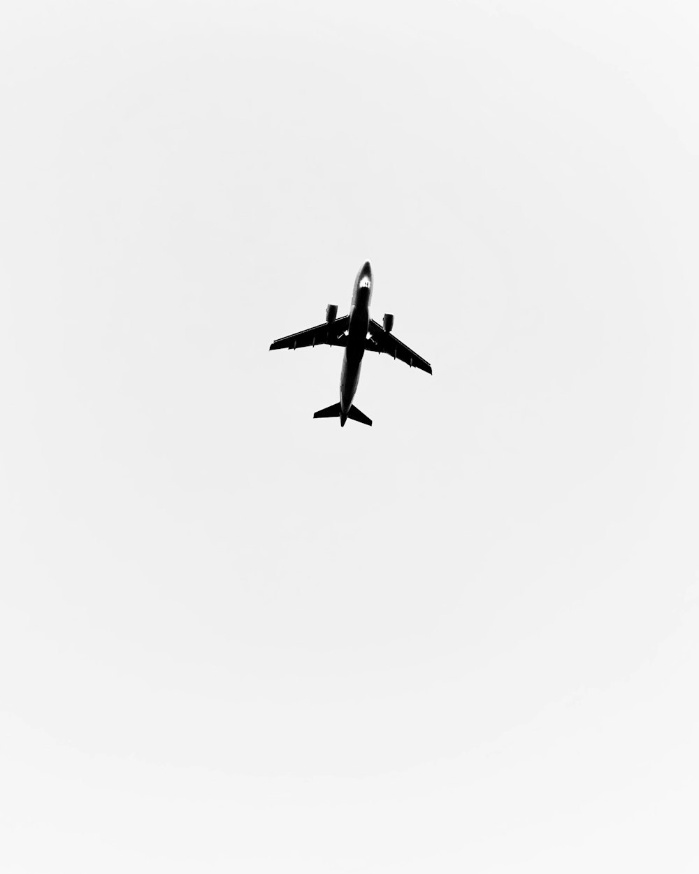 avião preto no ar