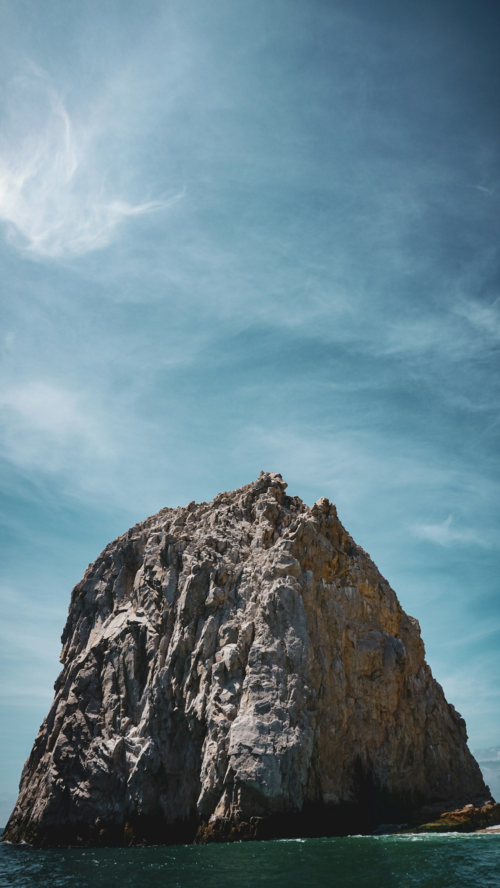 Montaña rocosa marrón bajo el cielo azul durante el día