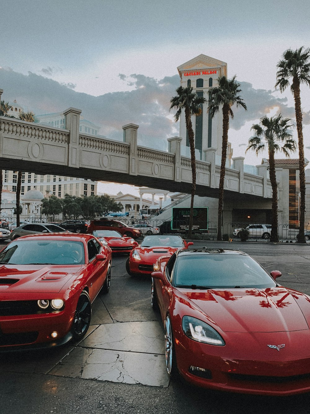 Ferrari 458 Italia rouge garée sur le trottoir pendant la journée