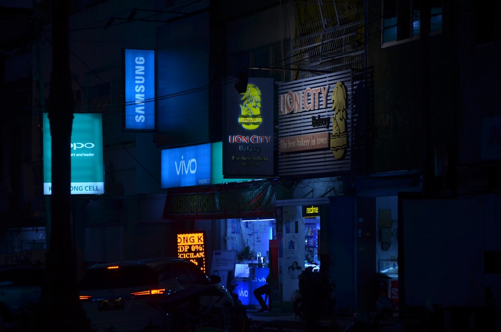 Coches aparcados frente a la tienda durante la noche