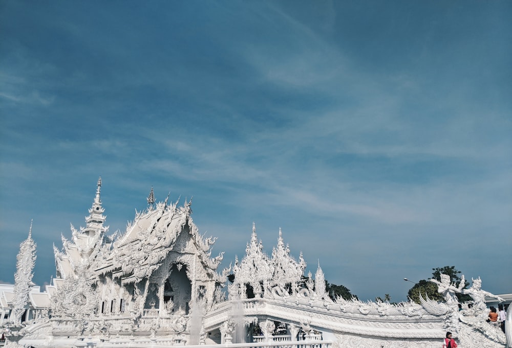 Bâtiment en béton blanc sous le ciel bleu pendant la journée