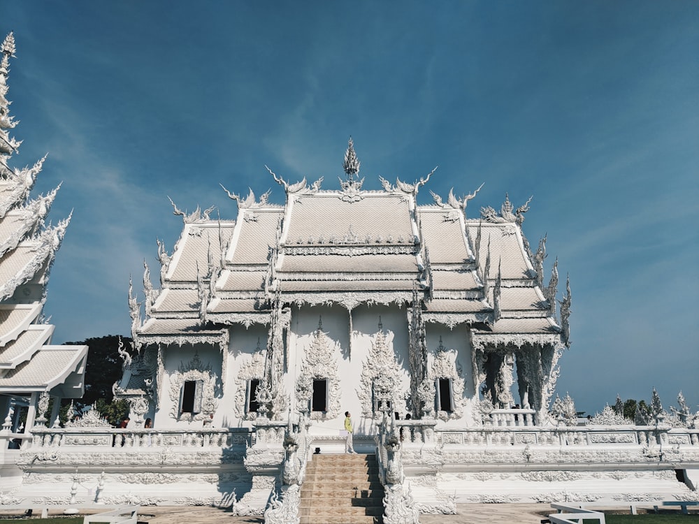 Bâtiment en béton blanc sous le ciel bleu pendant la journée