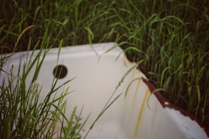 Side-by-side comparison showing old and renewed bathtub surfaces highlighting coattx's effect.