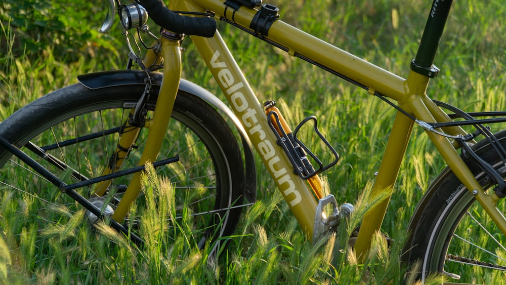 bicicleta amarela e preta no campo verde da grama