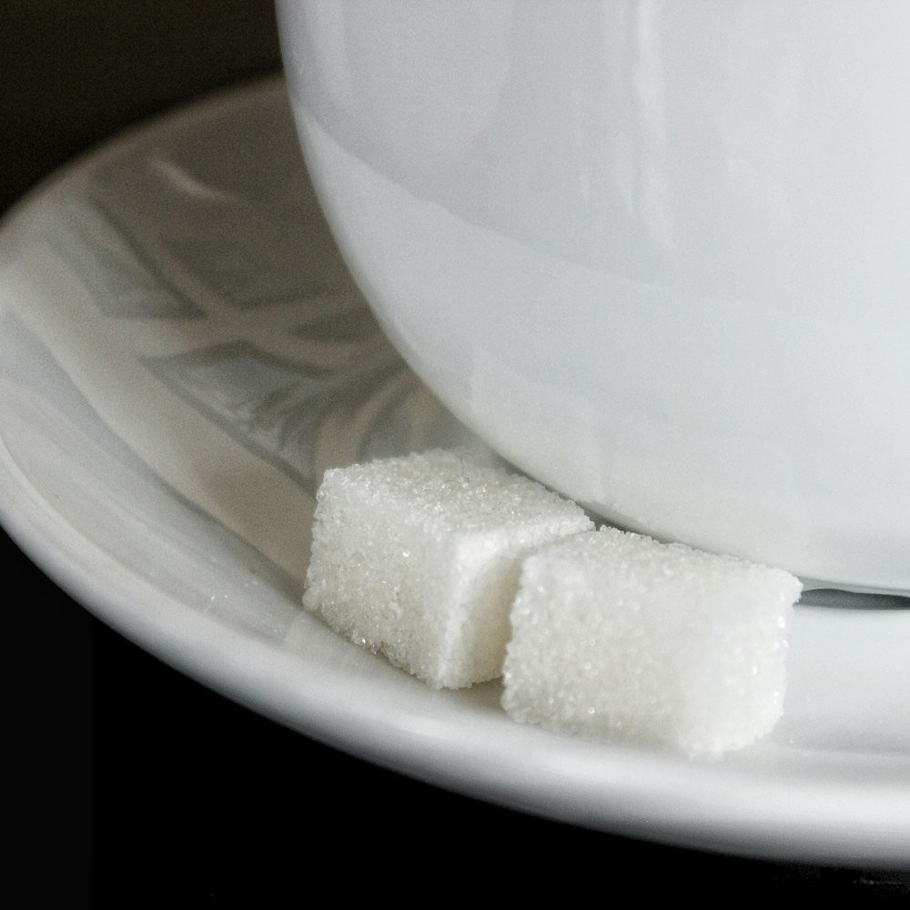 weißer Zuckerwürfel auf weißer Keramikplatte
