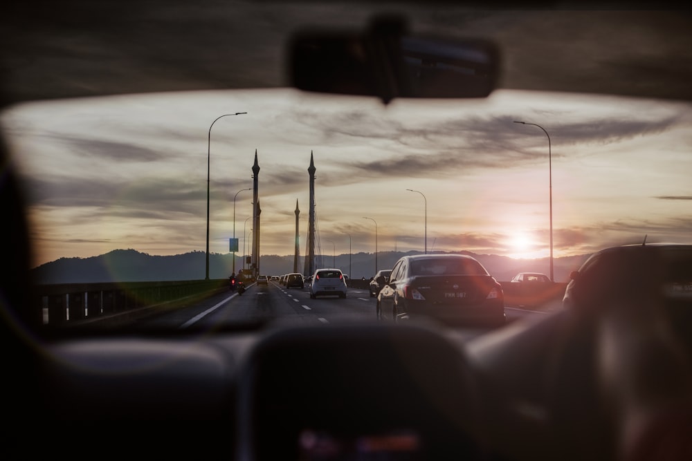 carros na estrada durante o pôr do sol