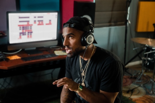 man in black crew neck t-shirt wearing black headphones