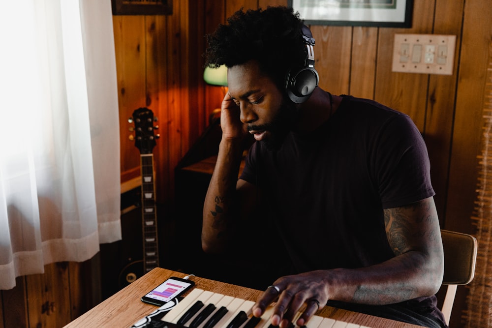 man in black crew neck t-shirt wearing headphones