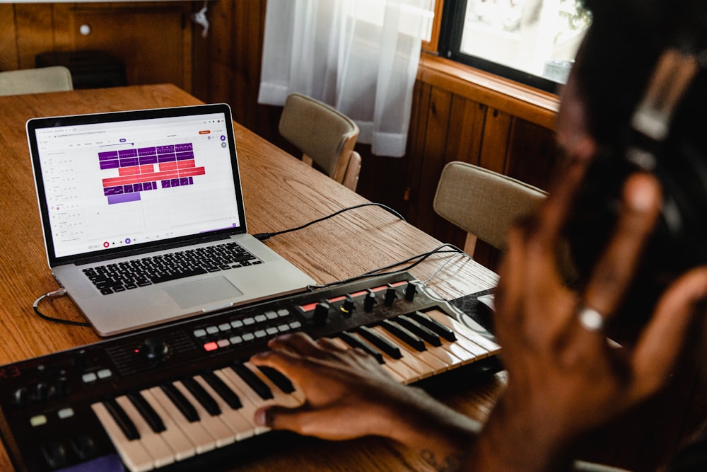 macbook pro na mesa de madeira marrom