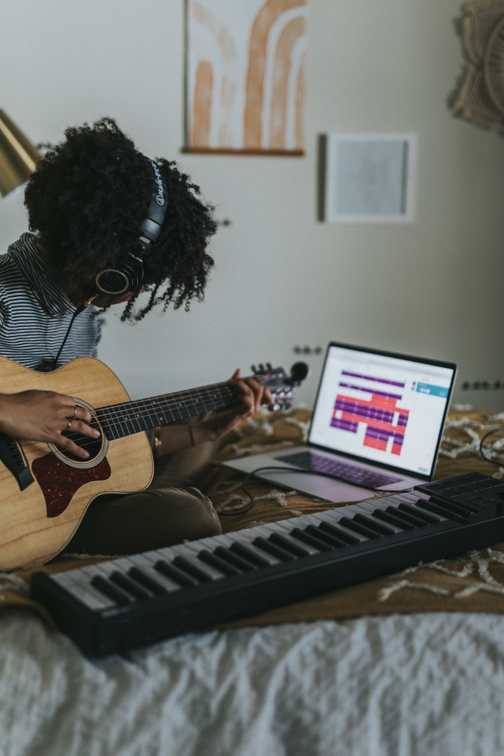 femme jouant de la guitare acoustique brune