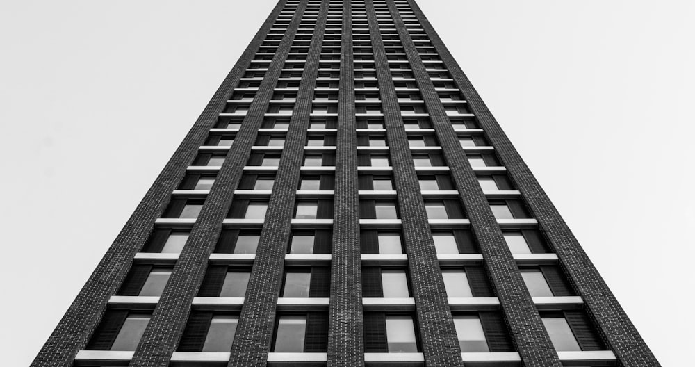 黒と白のコンクリートの建物