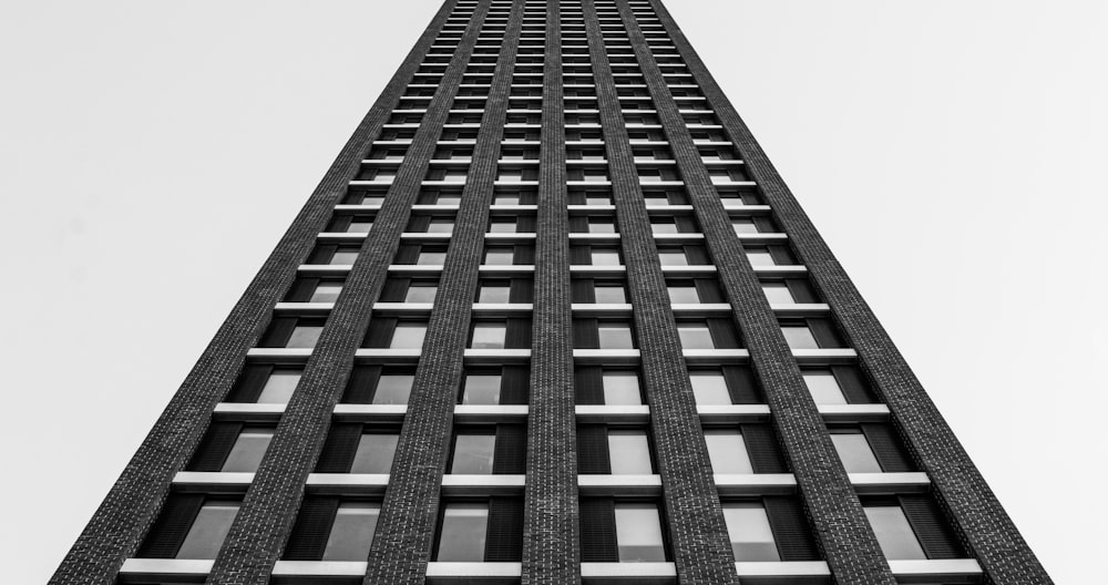 Edificio de hormigón blanco y negro