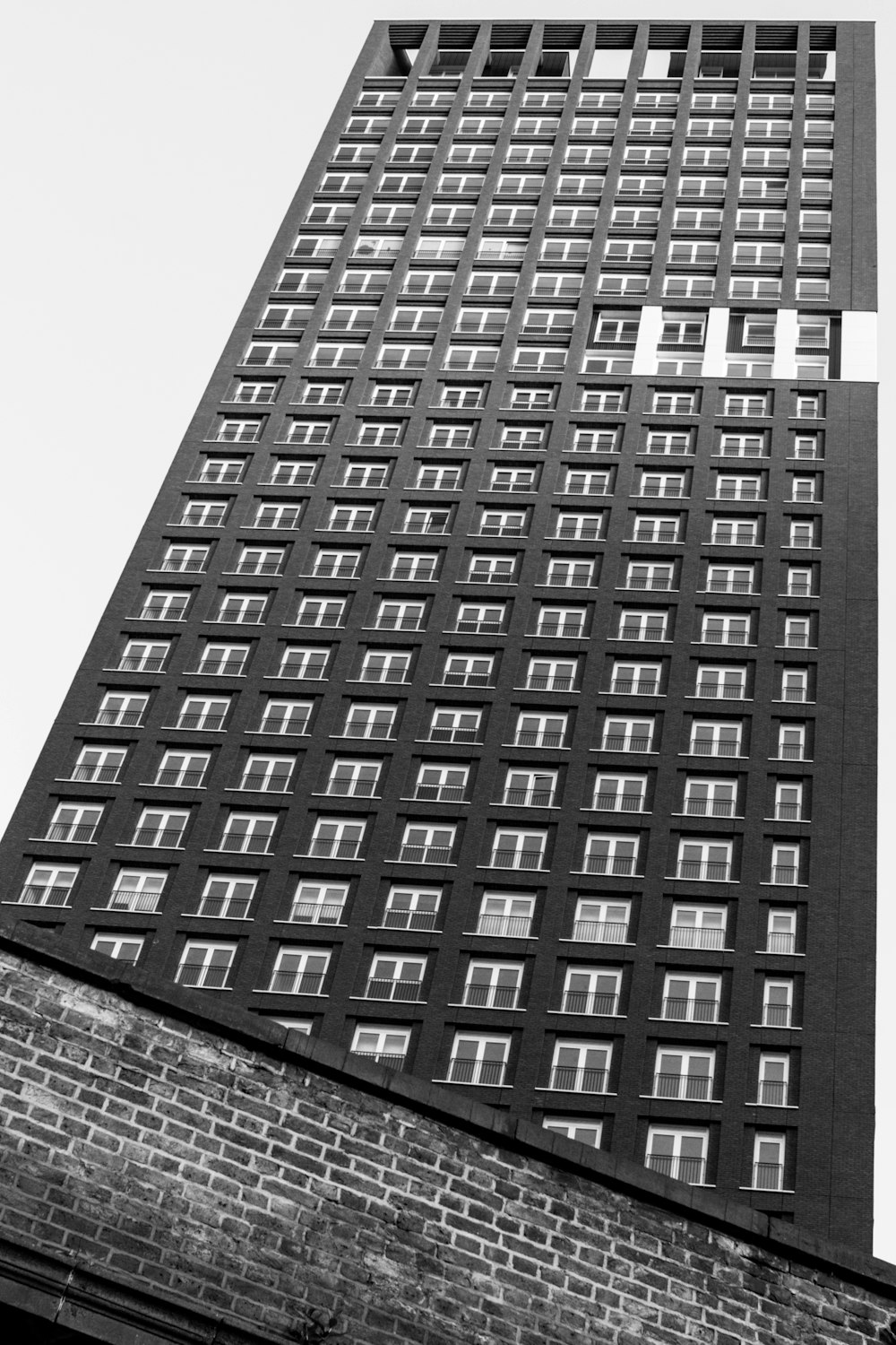 Edificio de hormigón gris durante el día