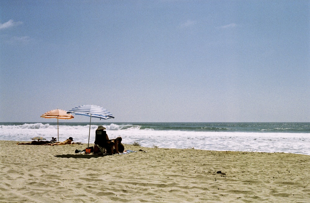 personnes sur la plage pendant la journée