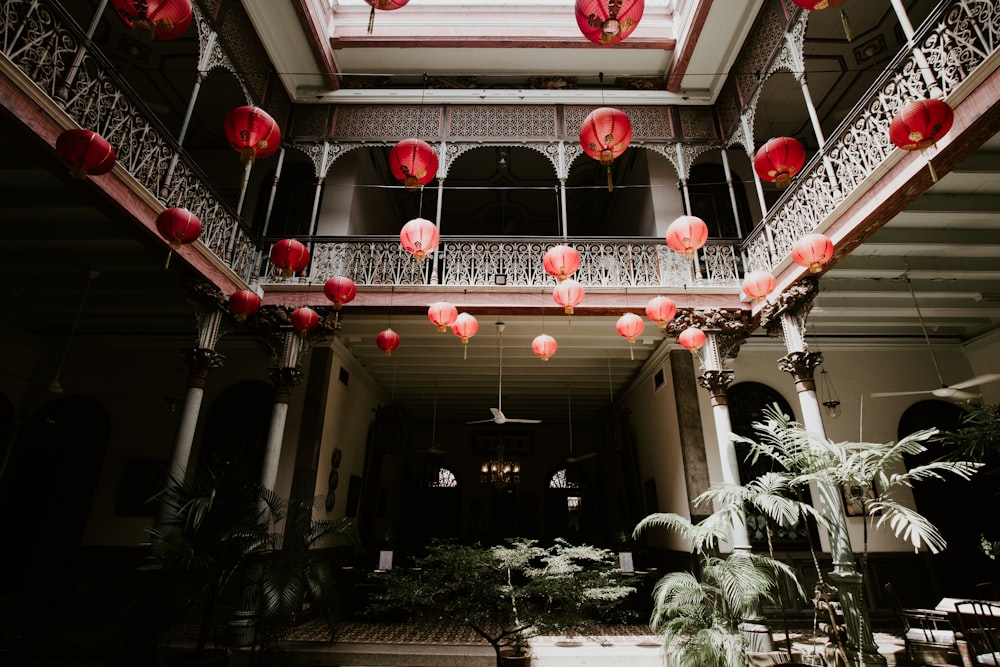 Edificio de hormigón rojo y blanco