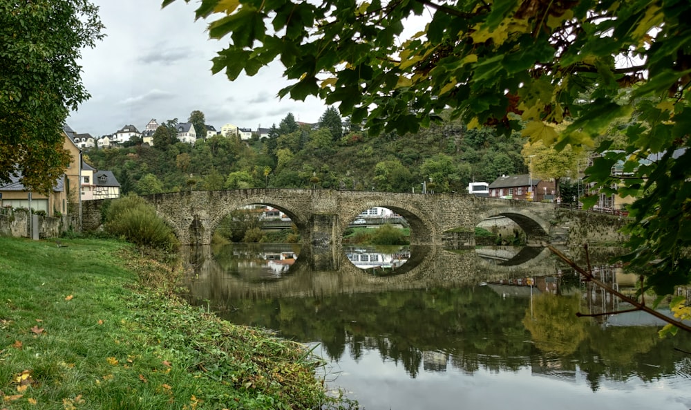 Graue Betonbrücke über den Fluss