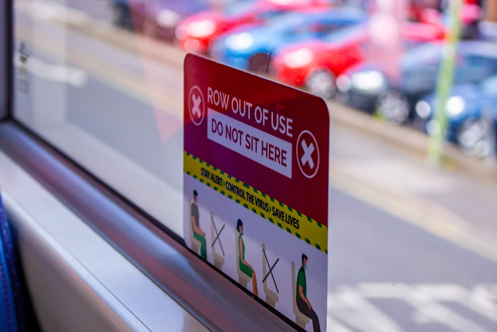 ein Schild am Fenster eines Busses, das besagt, wie außer Gebrauch nicht