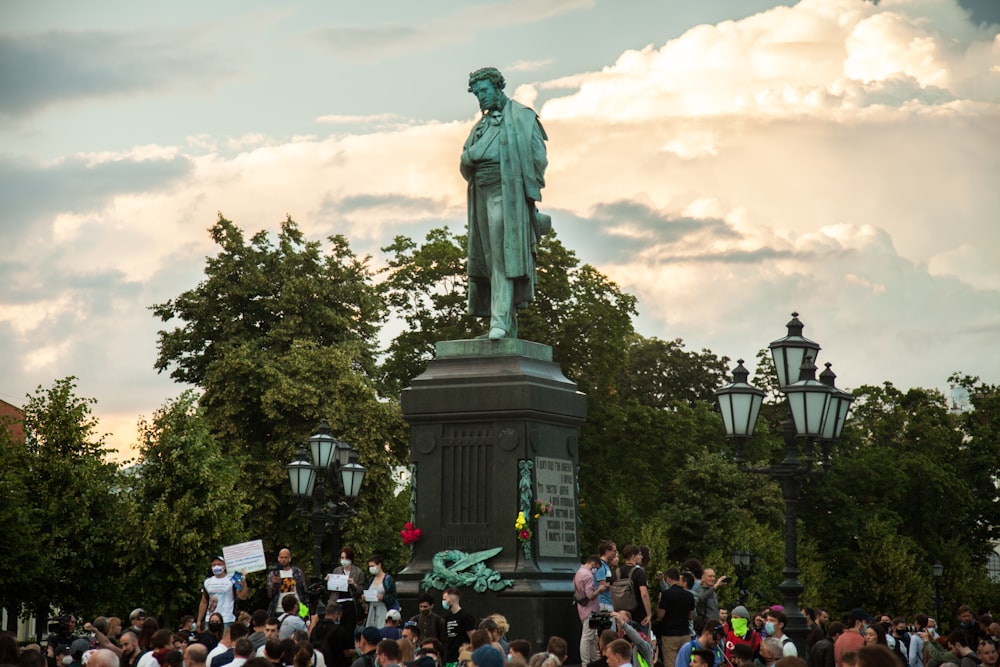 Persone che si riuniscono vicino alla Statua della Libertà durante il giorno