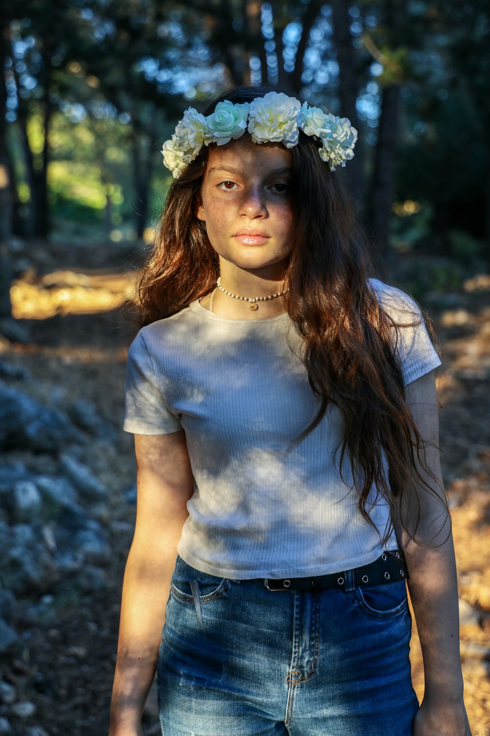 Mujer con camiseta blanca de cuello redondo y vaqueros azules