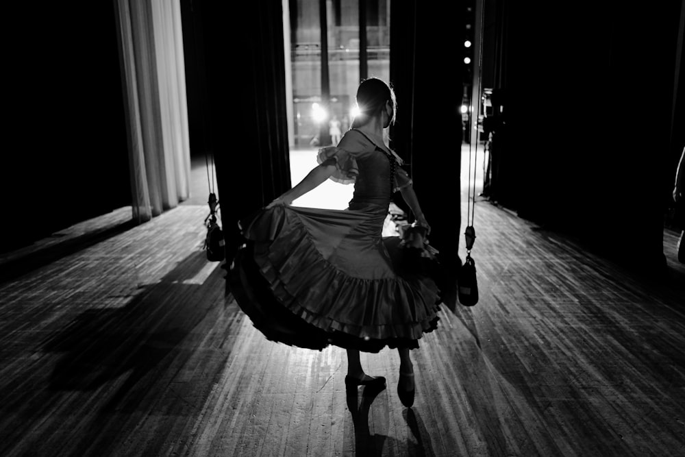 Mujer con vestido blanco tocando el violín