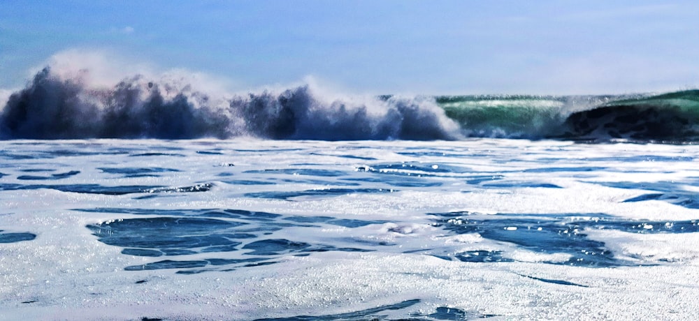 ocean waves crashing on shore during daytime