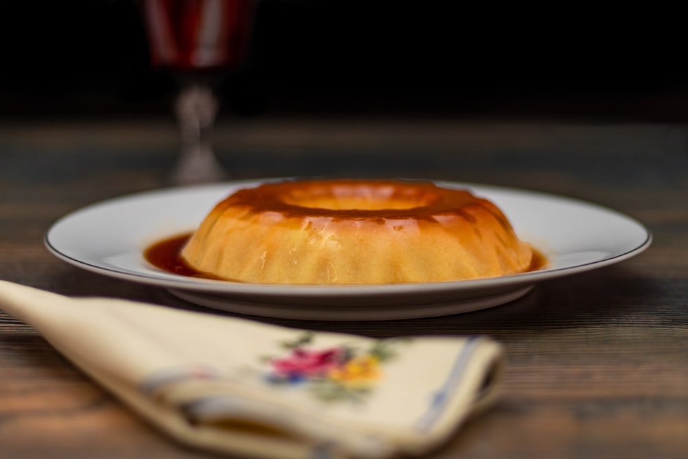 Tarte sur assiette en céramique blanche