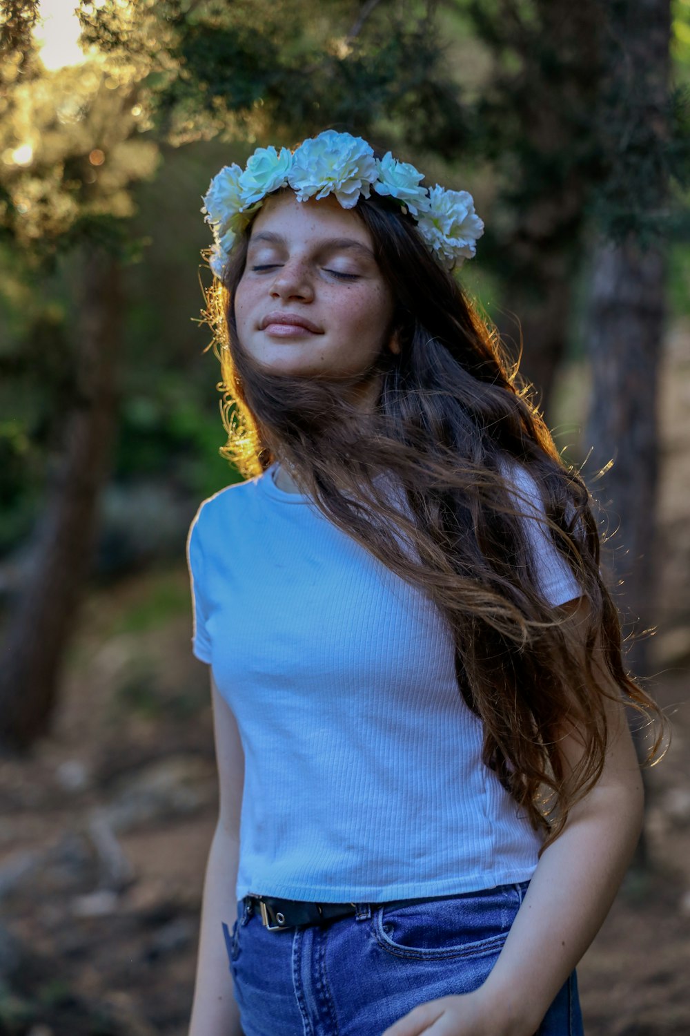 Mujer con camiseta blanca sin mangas y tocado floral azul