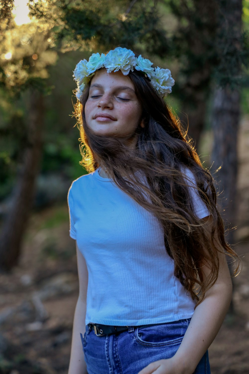 mulher na regata branca e vestido de cabeça floral azul