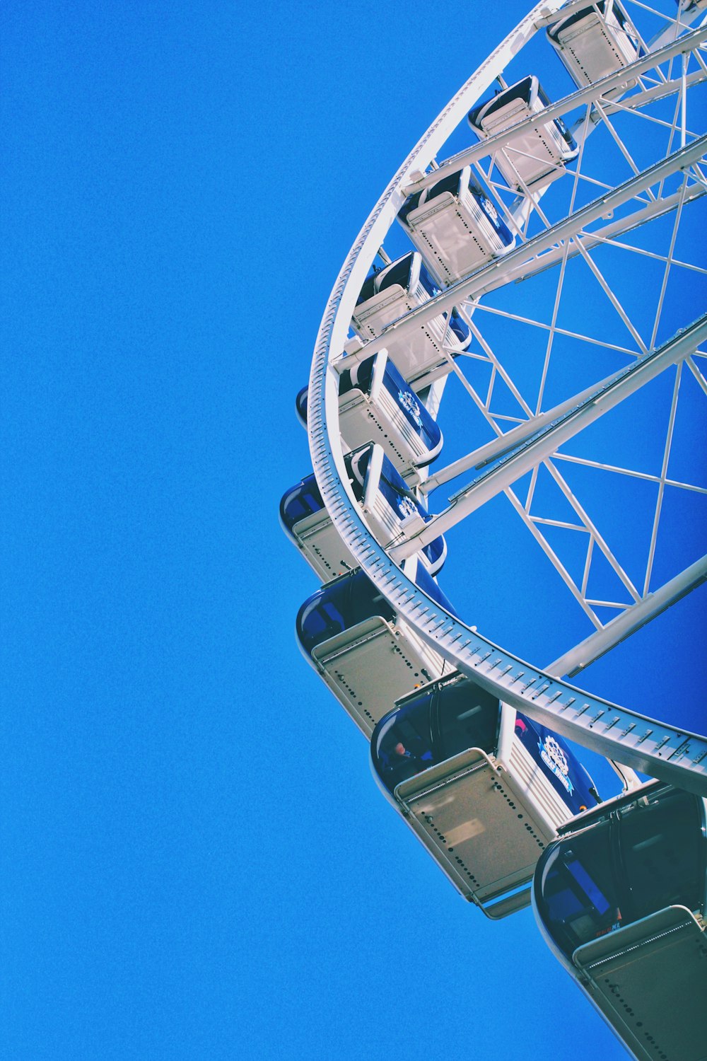 torre di metallo bianco sotto il cielo blu durante il giorno