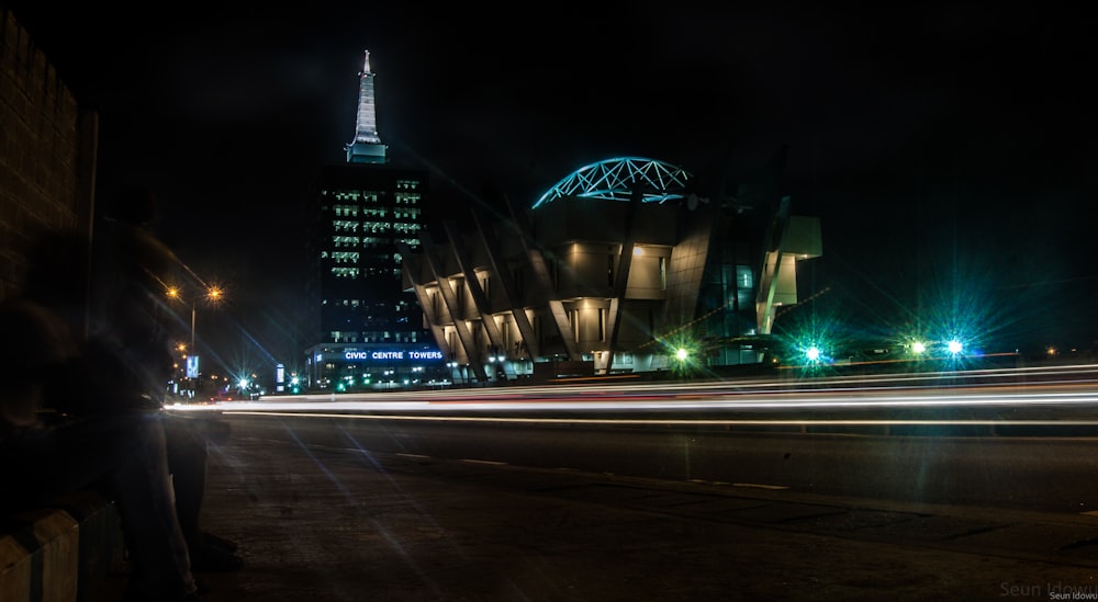 Fotografía de lapso de tiempo de las luces de la ciudad durante la noche