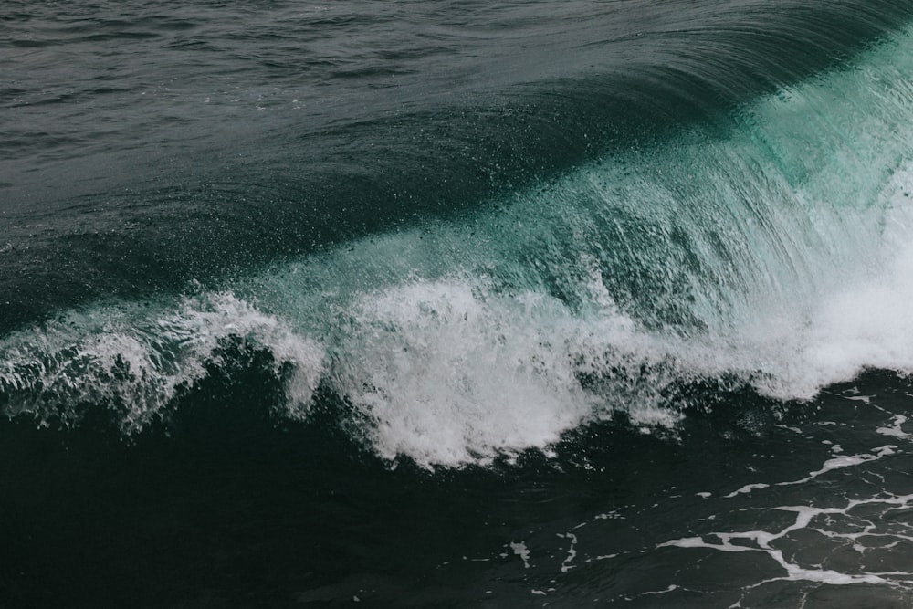 ocean waves crashing on shore during daytime