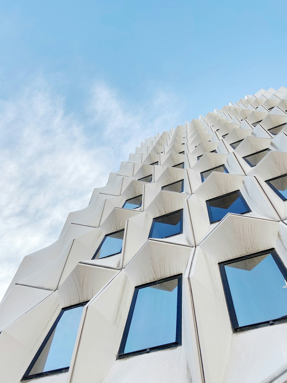 Edificio de vidrio blanco y azul