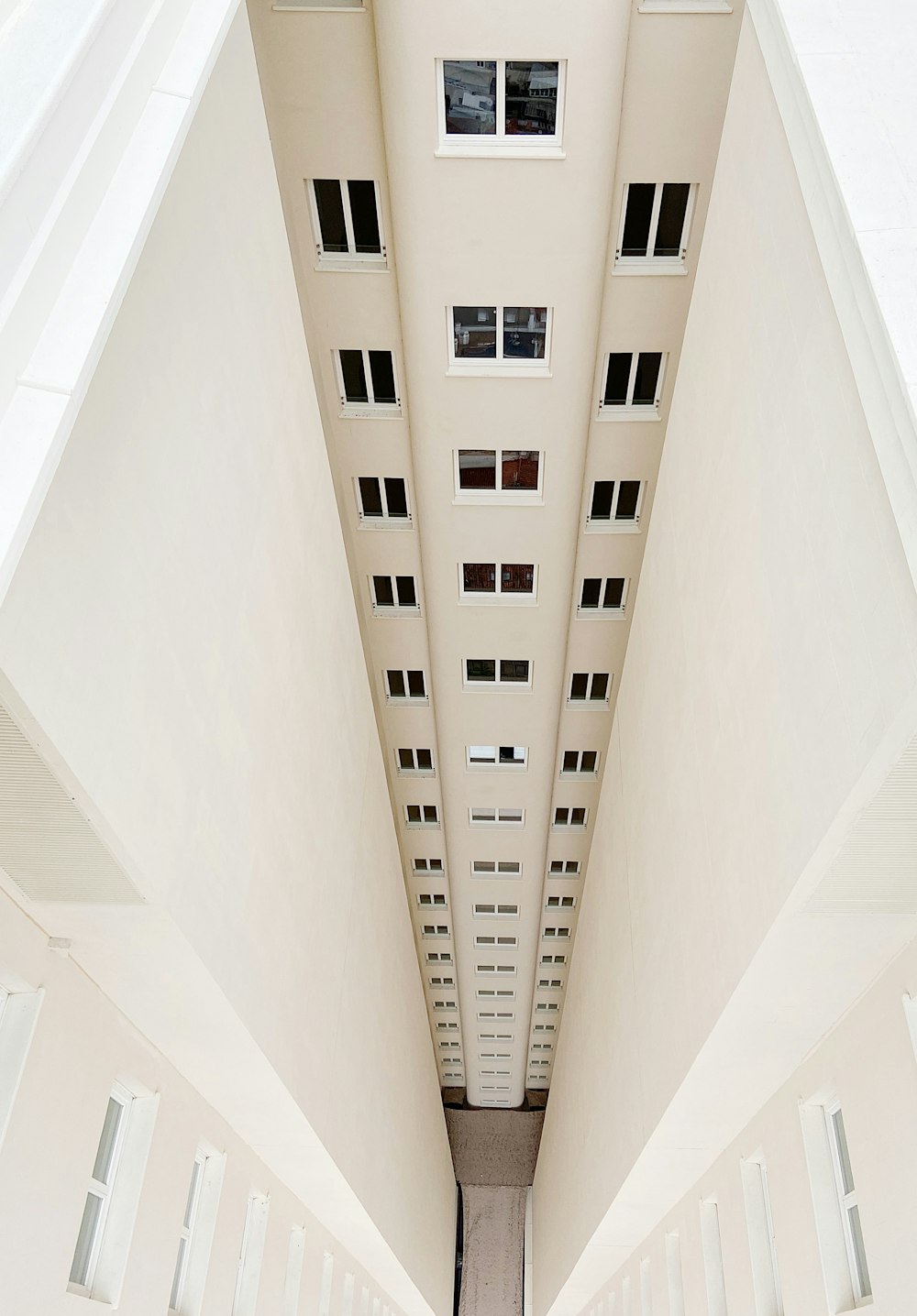 edificio in cemento bianco con soffitto bianco