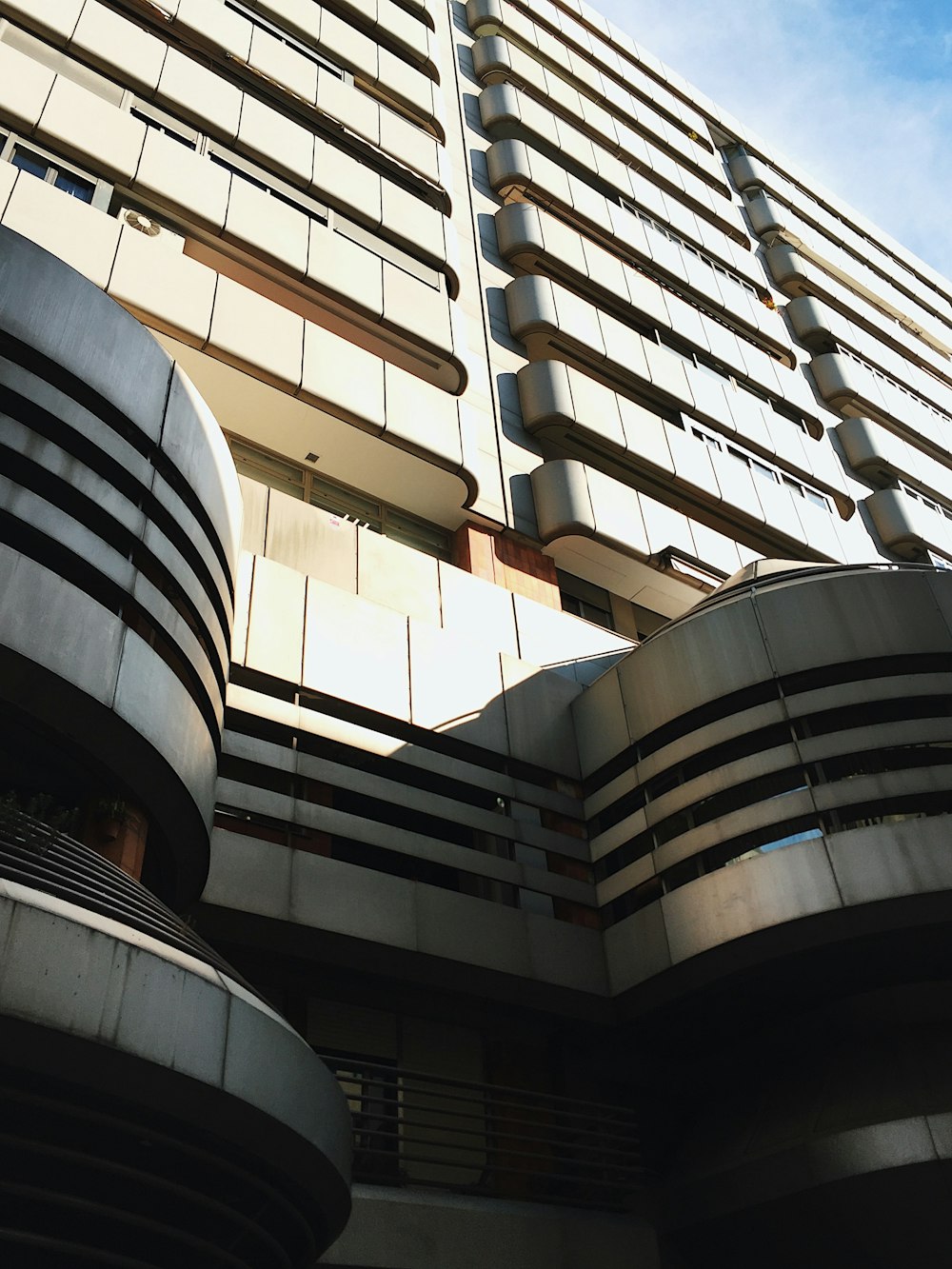 edificio in cemento bianco e nero