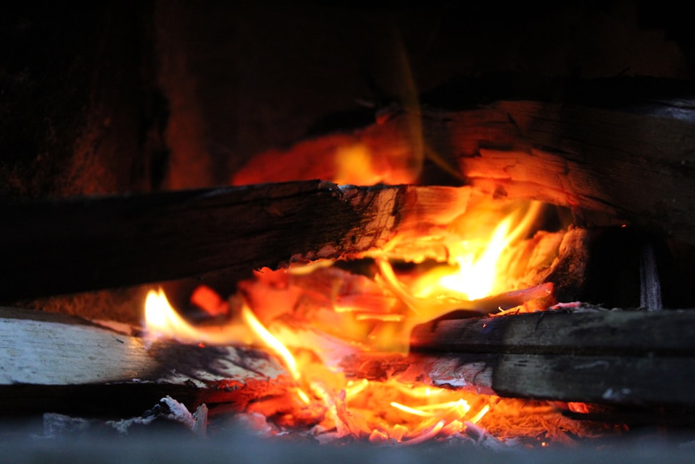 brennendes Holz in der Nacht