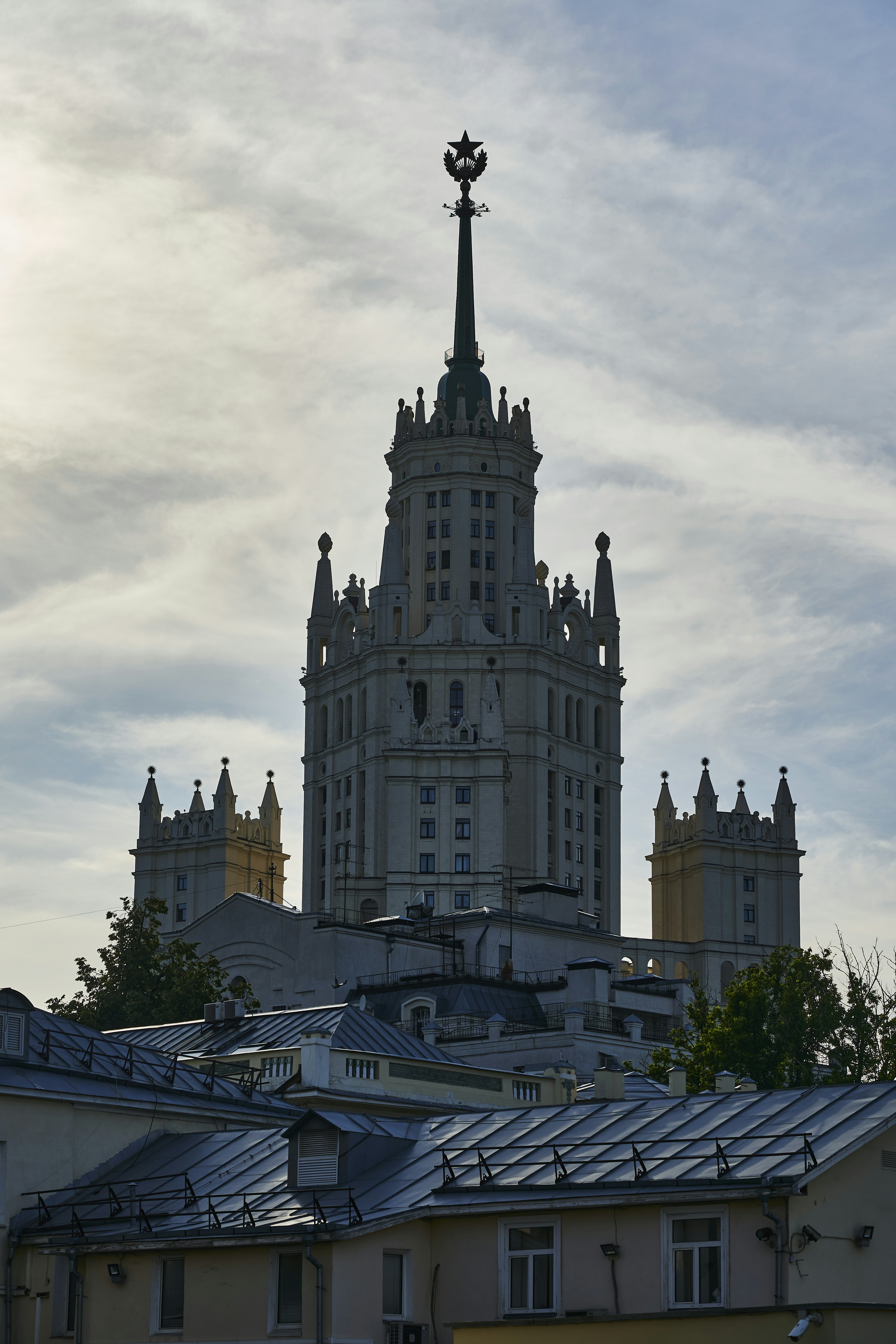 Edificio de hormigón marrón bajo nubes blancas durante el día