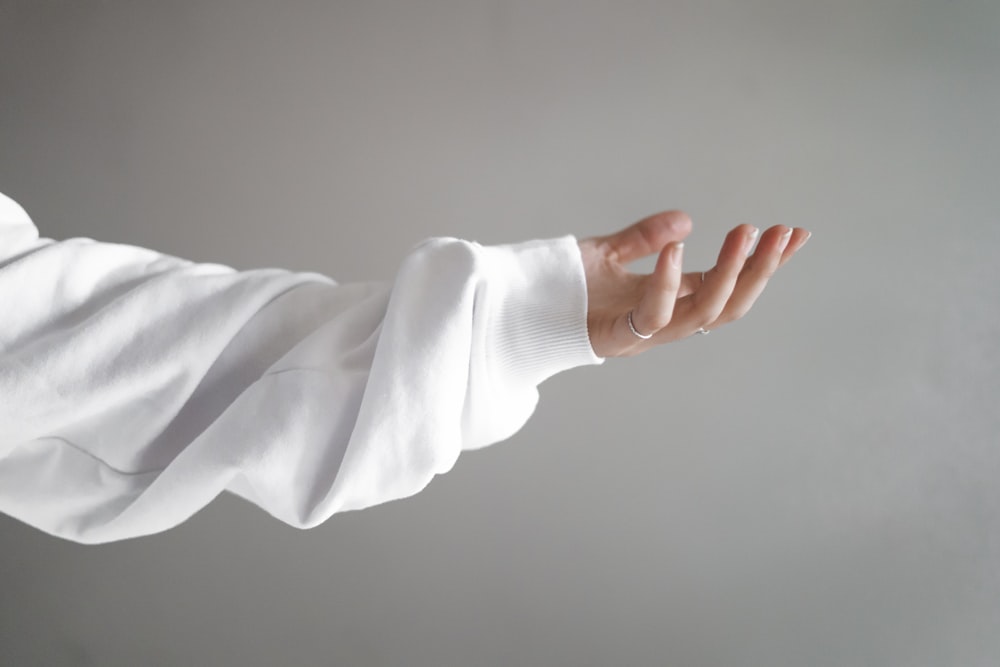 persona in camicia bianca a maniche lunghe