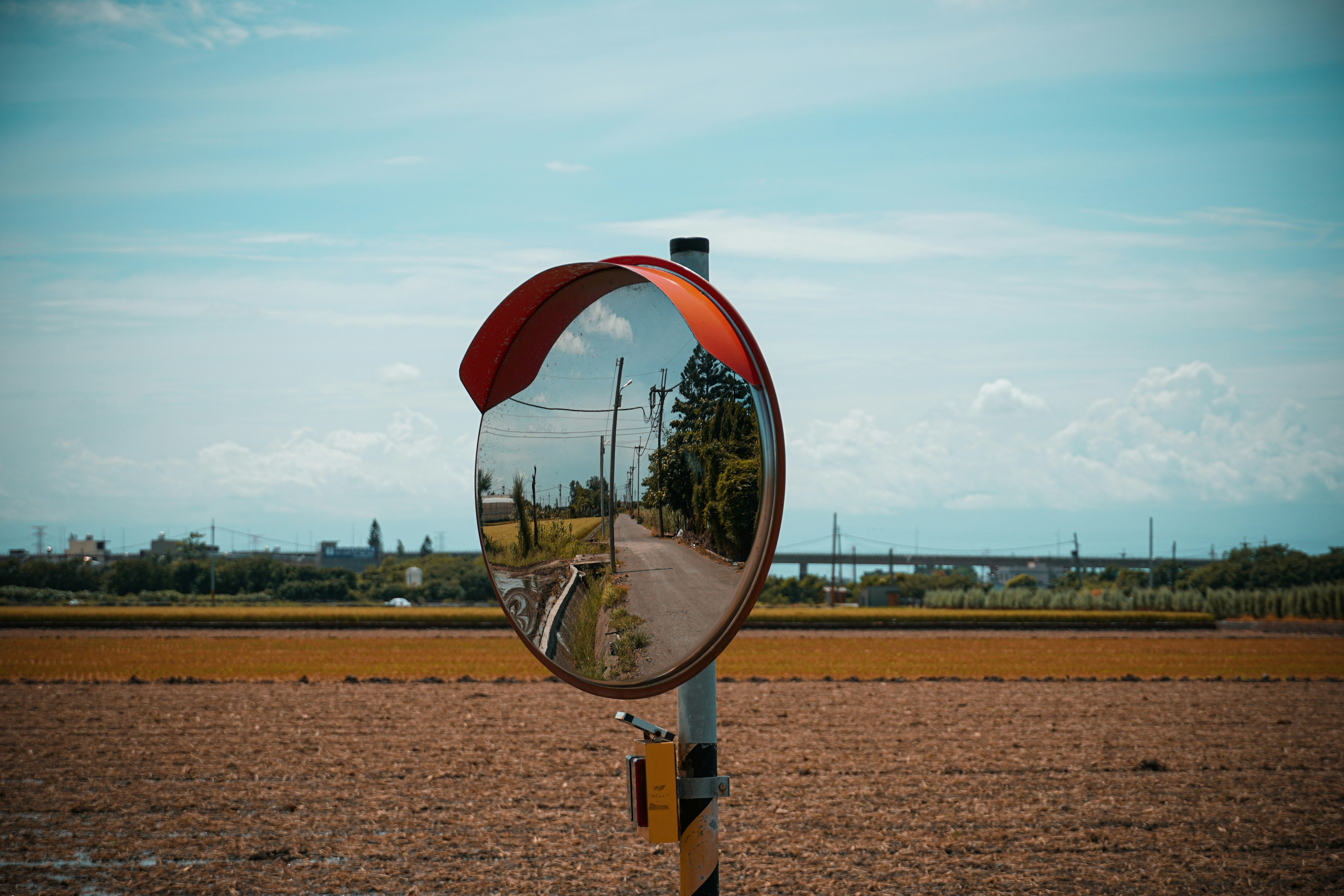 photo 1593738308005 2a4cea4fefea?crop=entropy&cs=tinysrgb&fit=max&fm=jpg&ixid=M3w1MjQ0NjR8MHwxfHNlYXJjaHwxfHxTaWduYWwlMjBNaXJyb3J8ZW58MHwwfHx8MTc1MTQ2MTM4MHww&ixlib=rb 4.1