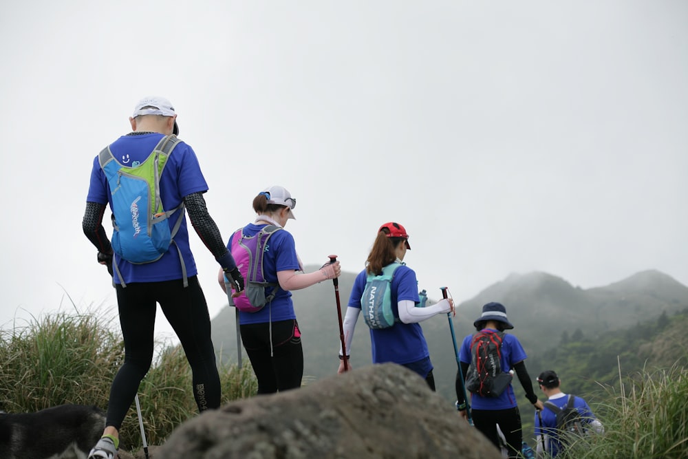 Menschen, die tagsüber auf Felsen stehen