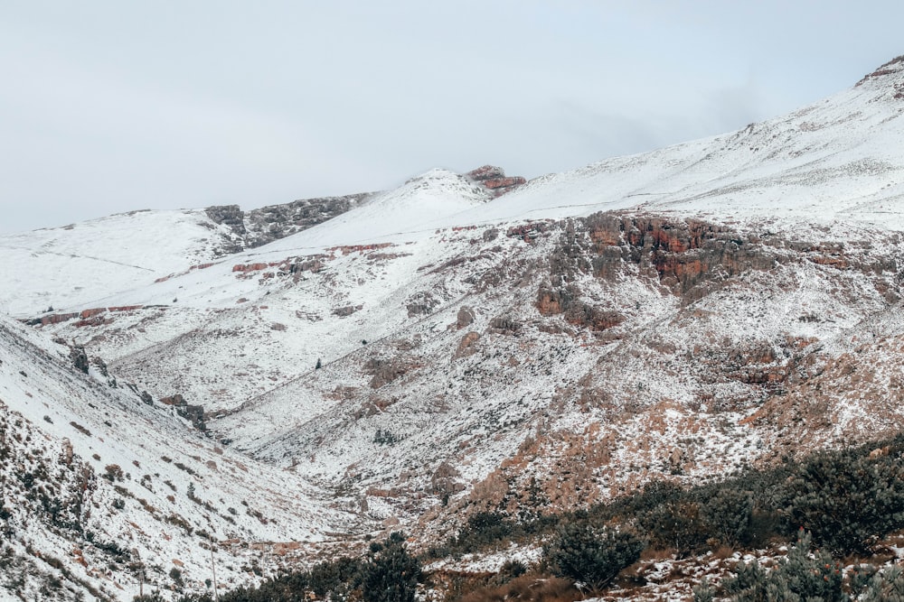 Montaña cubierta de nieve durante el día